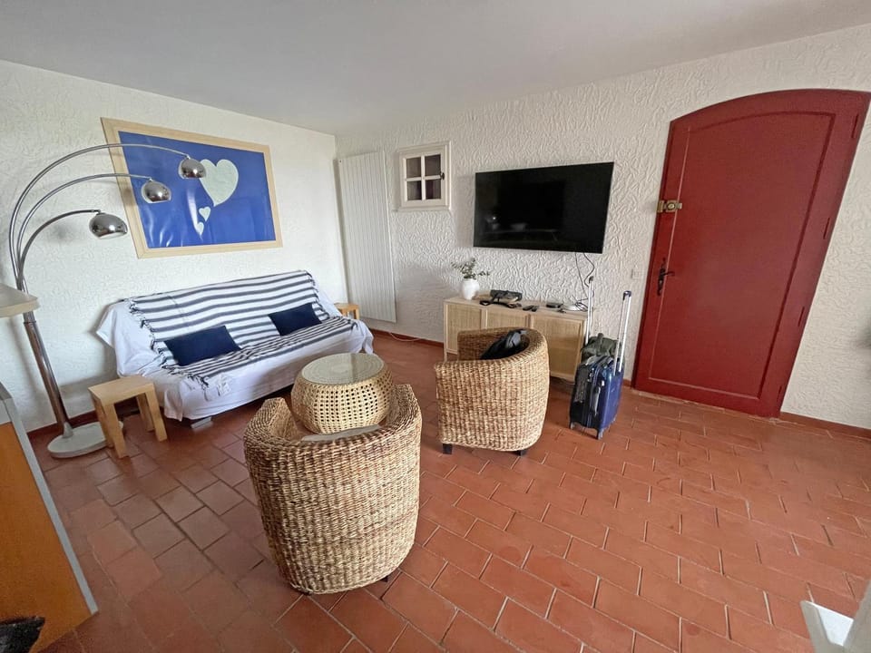 Bed, TV and multimedia, Living room