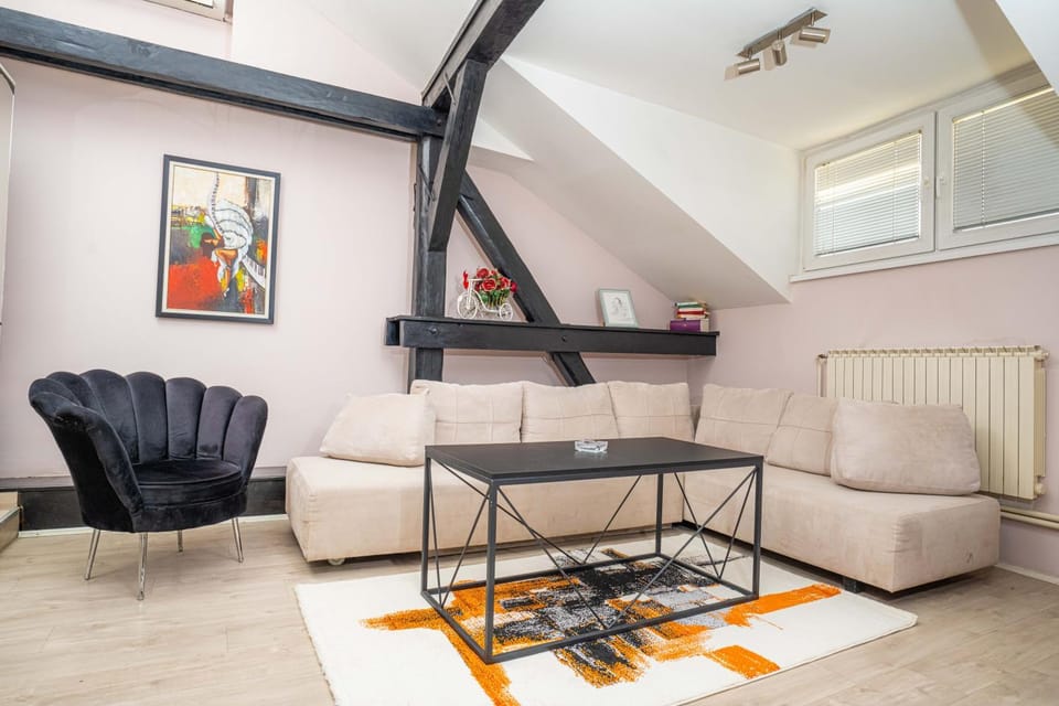 Living room, Seating area, internet