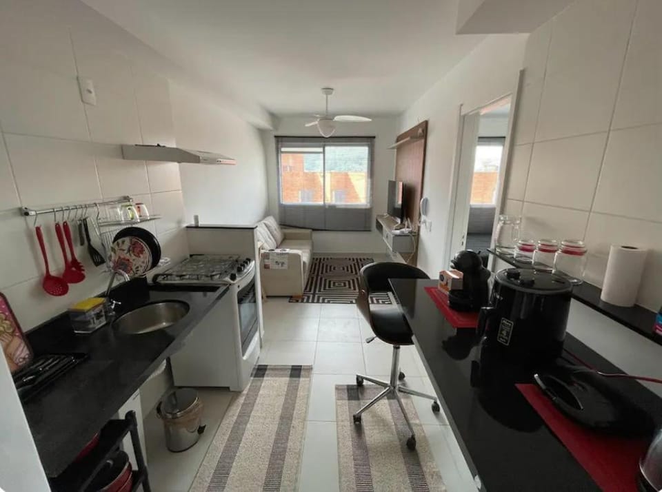 Coffee/tea facilities, Kitchen or kitchenette, Dining area, oven, stove