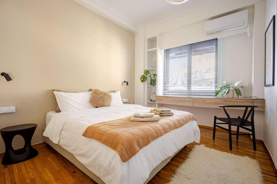Bed, Photo of the whole room, Bedroom, hair dresser, towels