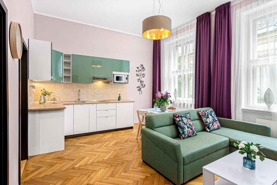 Kitchen or kitchenette, Living room, Seating area, Dining area, stove