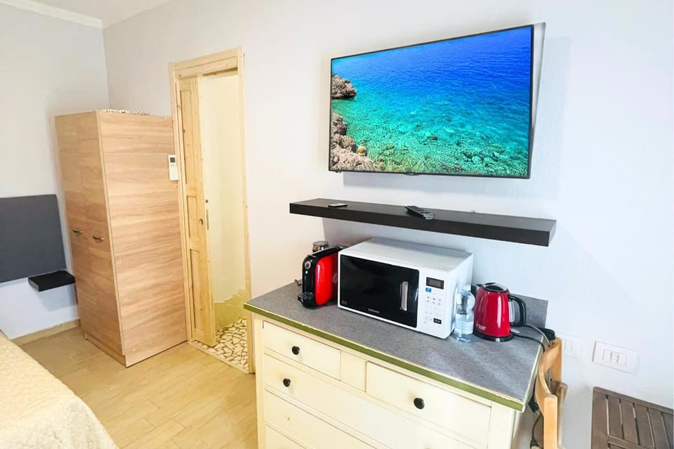 TV and multimedia, Coffee/tea facilities, microwave