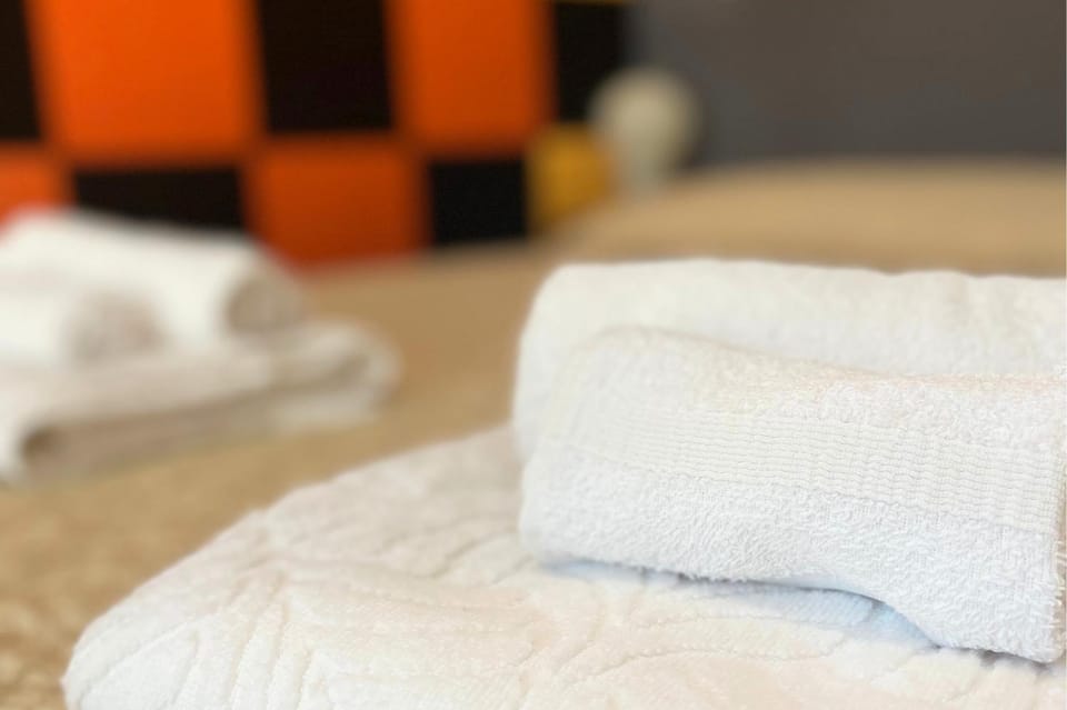 Bedroom, towels