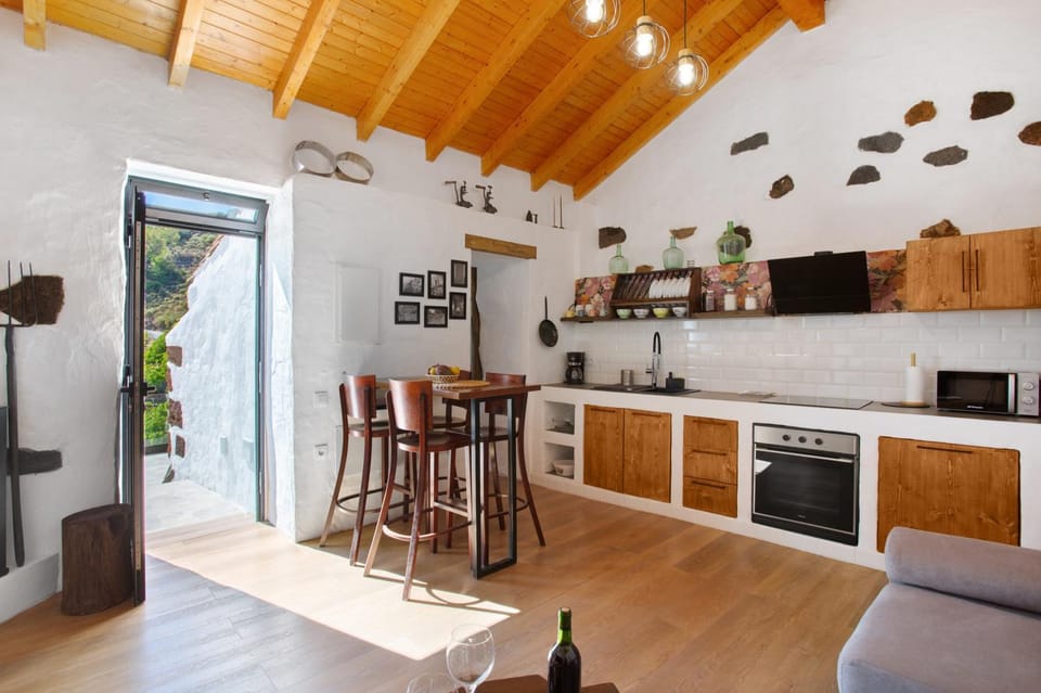 Property building, Kitchen or kitchenette, Living room