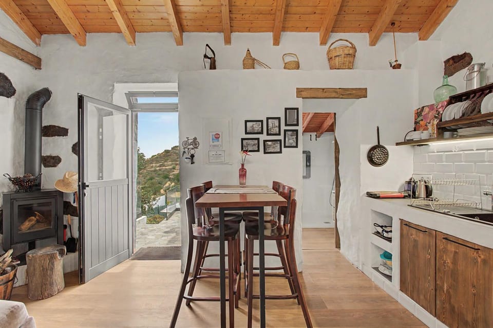 Property building, Kitchen or kitchenette, Living room