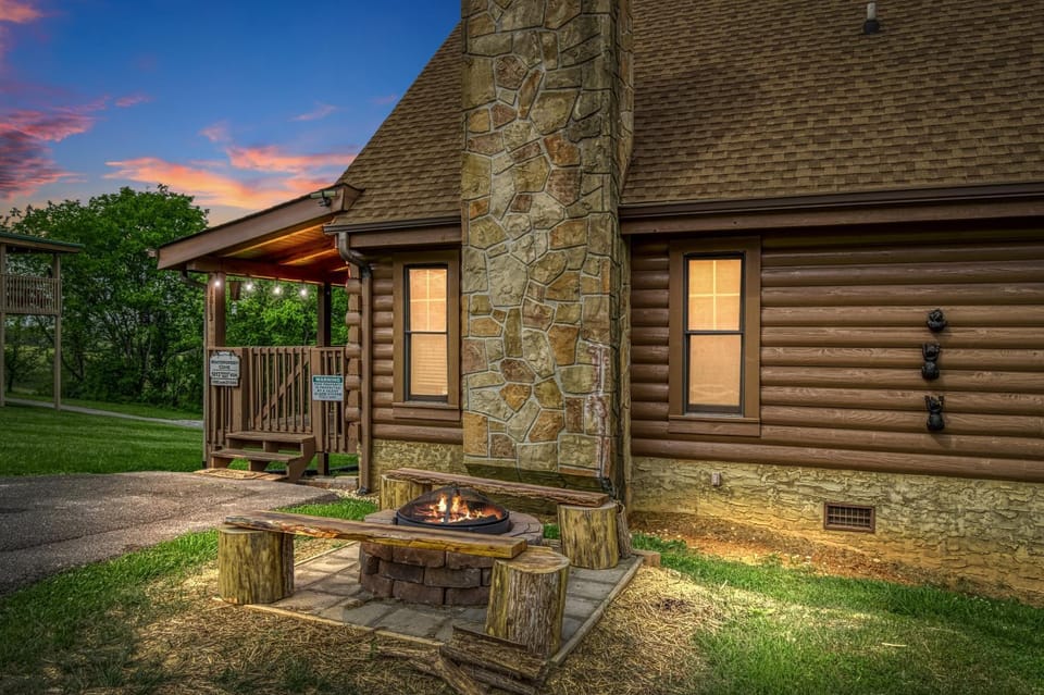 Minutes to Dollywood &The Island in Pigeon Forge Hot tubOutdoor FirepitGas GrillIndoor Fireplace Chalet in Sevierville