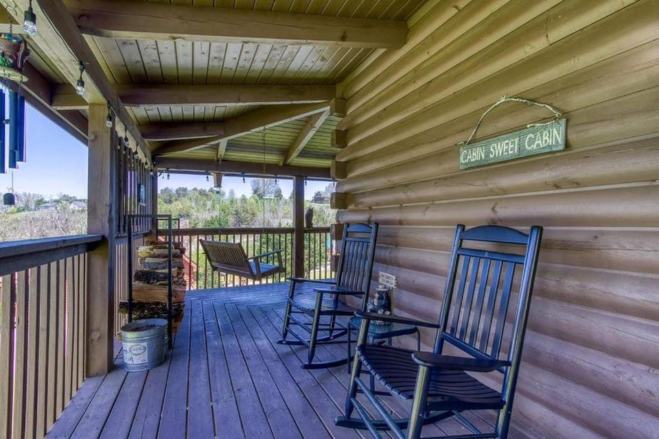 Minutes to Dollywood &The Island in Pigeon Forge Hot tubOutdoor FirepitGas GrillIndoor Fireplace Chalet in Sevierville