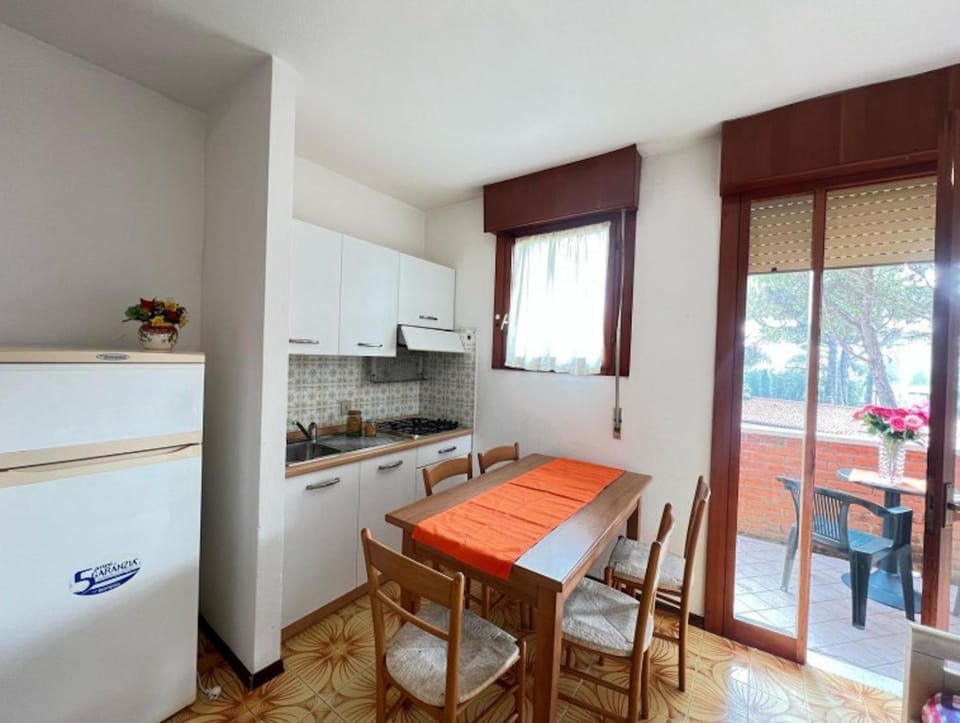 Dining area, kitchen