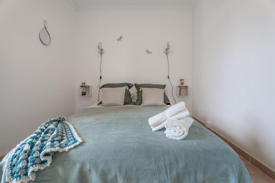 Bed, Bedroom, towels