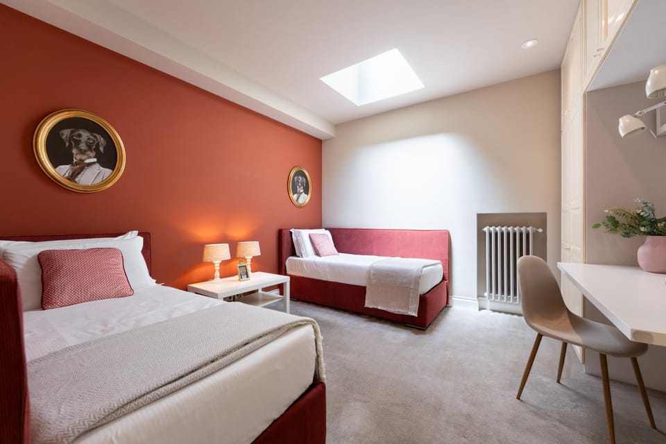 Bed, Photo of the whole room, Decorative detail, Decorative detail, Seating area, Bedroom, heating, heating, internet, internet