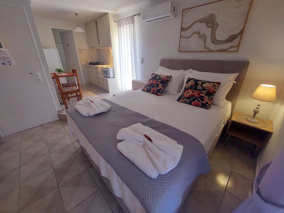 Eleni's Apartments Igoumenitsa - Γκαρσονιέρα στο ισόγειο επιπλωμένη, εξοπλισμένη Apartment in Peloponnese, Western Greece and the Ionian