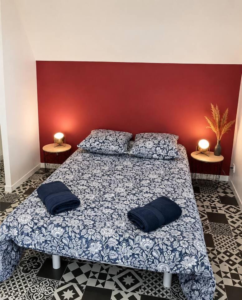 Bed, Photo of the whole room, Bedroom, towels