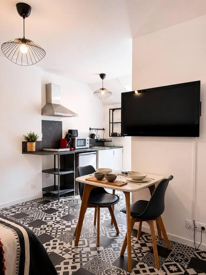 TV and multimedia, Kitchen or kitchenette, Dining area, stove