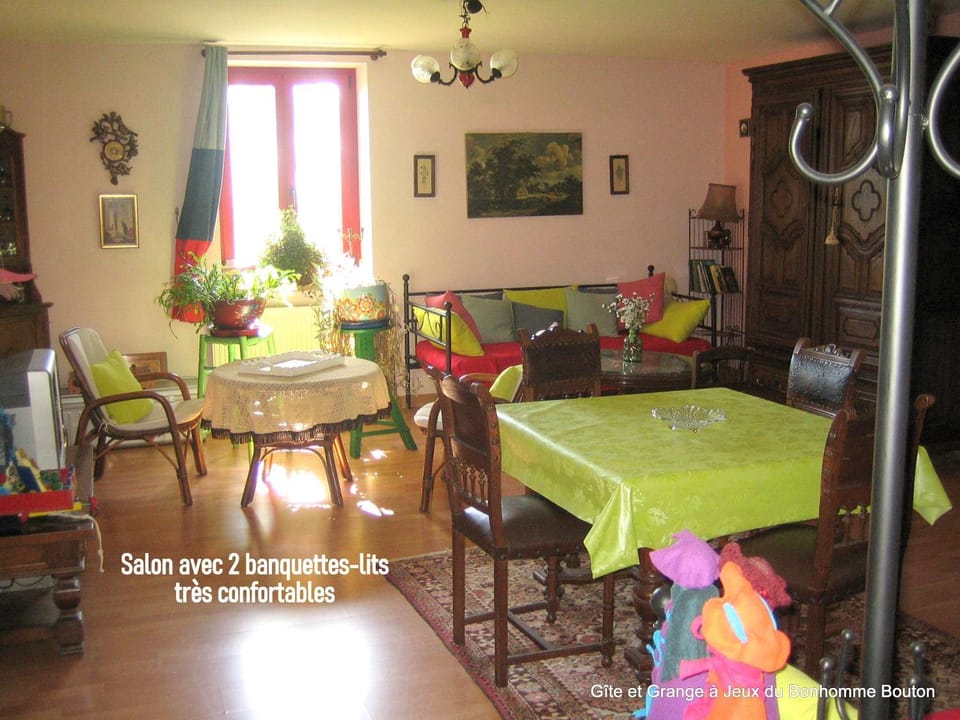 Bed, Living room