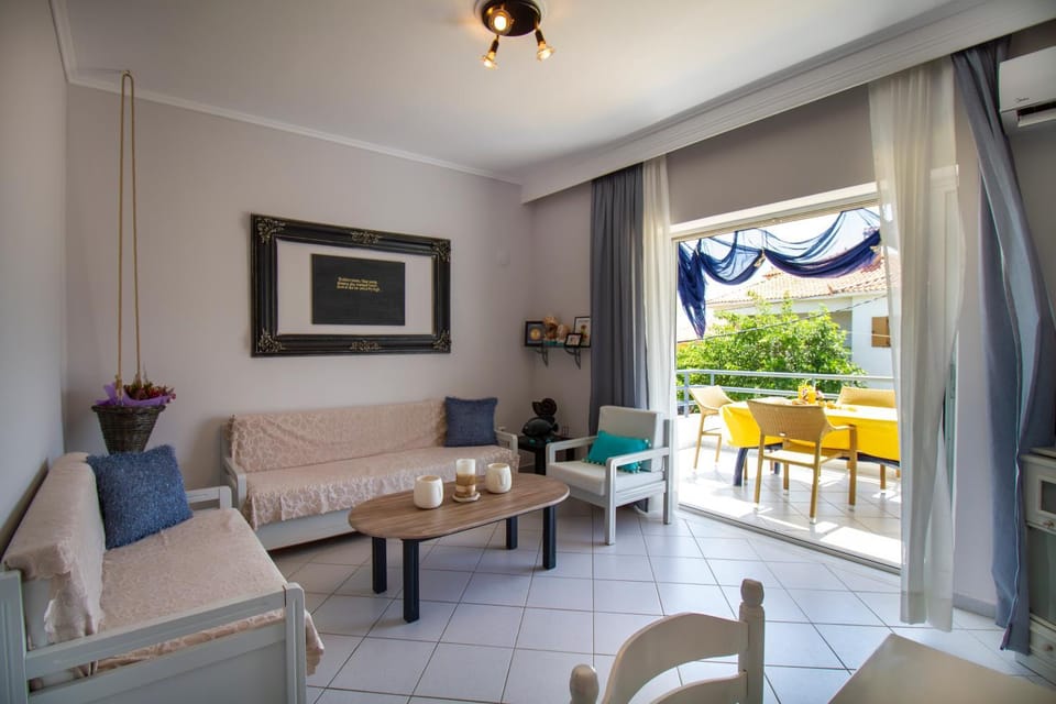 Living room, Photo of the whole room, Seating area, air conditioner