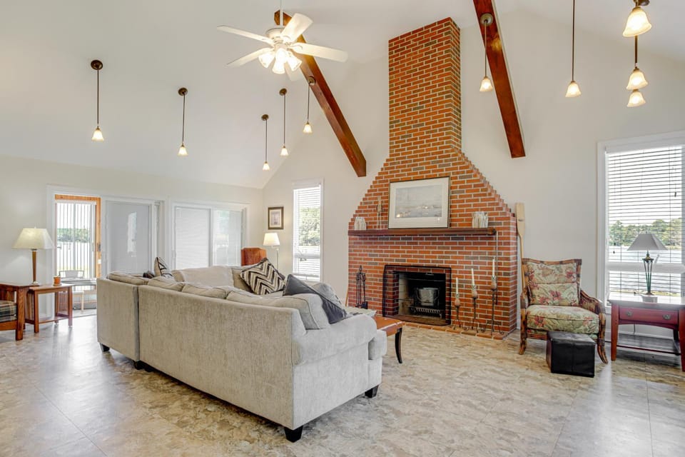 Waterfront Cambridge Home: Pool & Dock! House in Maryland