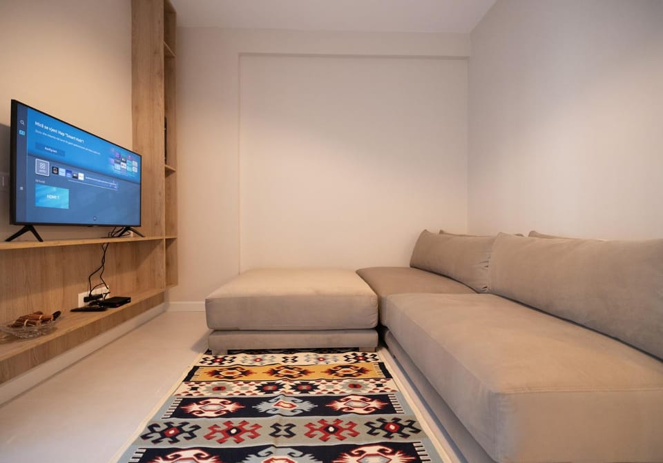 TV and multimedia, Living room, Seating area, Evening entertainment
