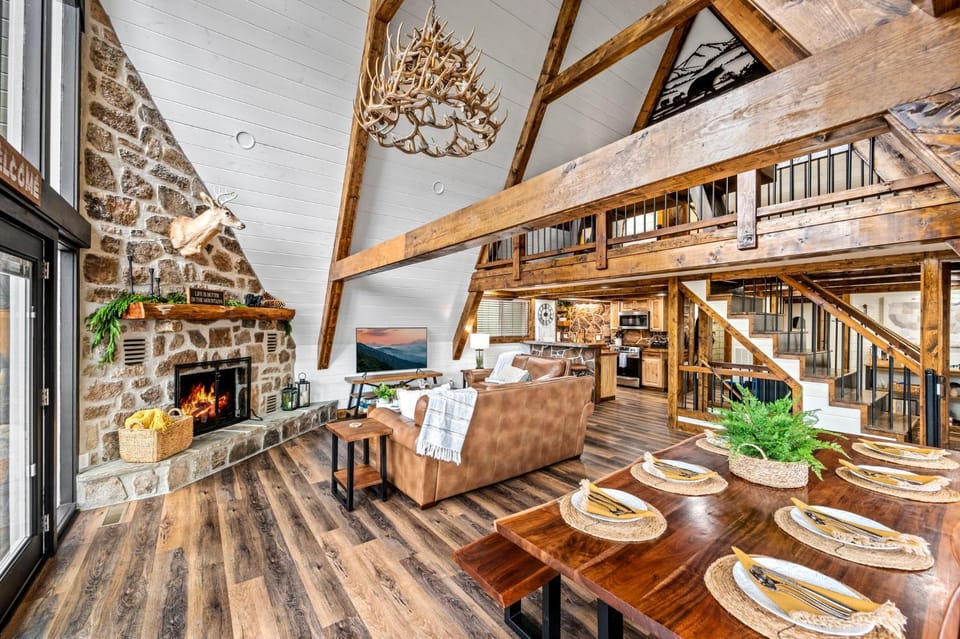 Living room, Seating area, Dining area, fireplace