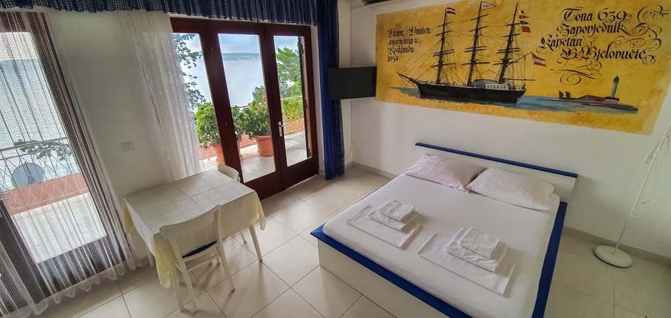 TV and multimedia, Coffee/tea facilities, Photo of the whole room, Seating area, Dining area, Bedroom, Garden view, Sea view