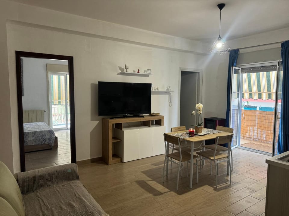 Communal lounge/ TV room, TV and multimedia, Kitchen or kitchenette, Living room, Seating area, Dining area, Evening entertainment