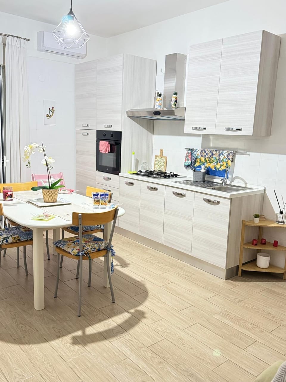 Kitchen or kitchenette, Dining area, oven, pet friendly, stove