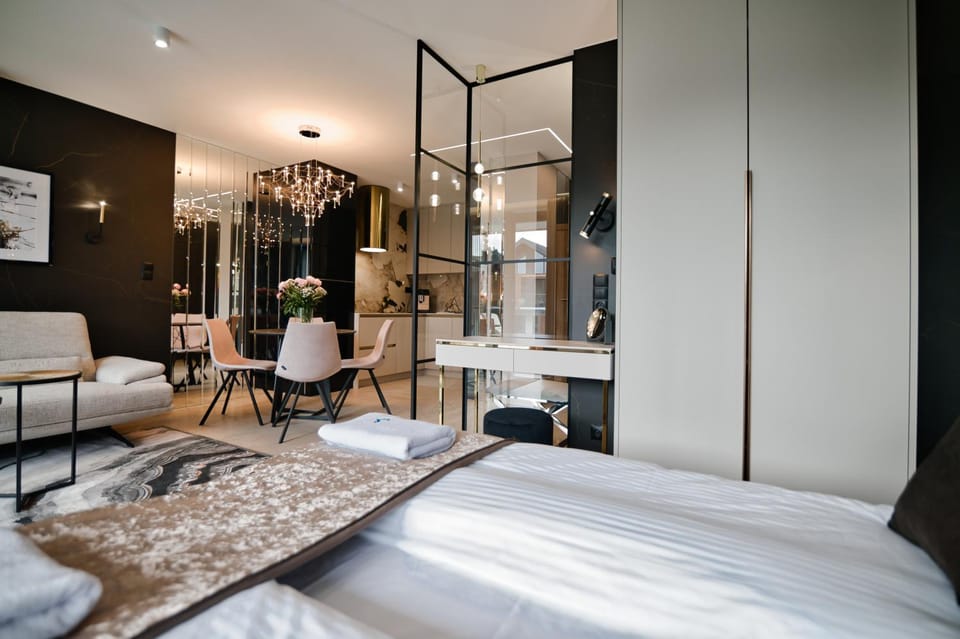 Bed, Living room, Photo of the whole room, Seating area, Dining area, Bedroom