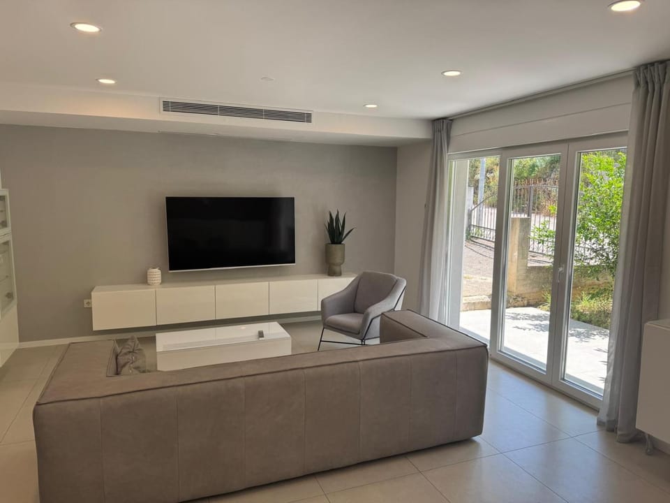 Communal lounge/ TV room, TV and multimedia, Living room