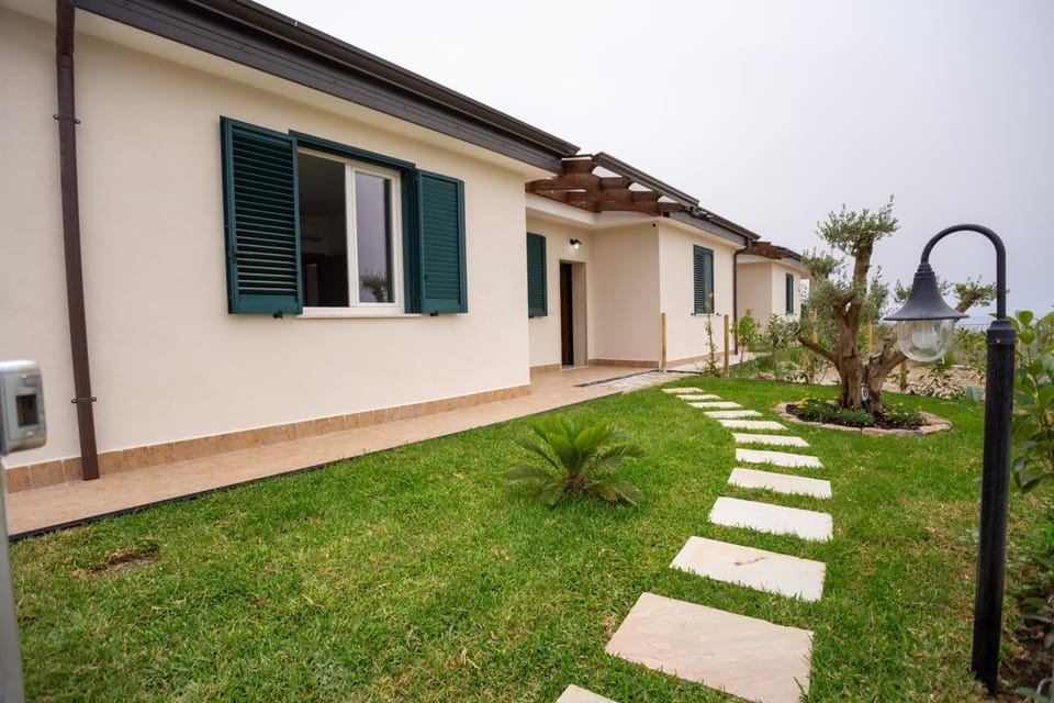 Property building, Spring, Day, Garden, Garden view