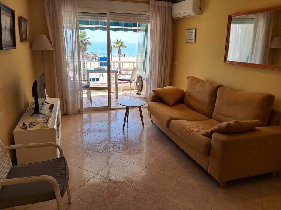 TV and multimedia, Living room, Seating area, Dining area, air conditioner