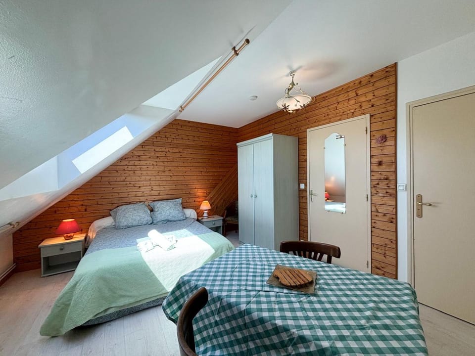 Bed, Photo of the whole room, Bedroom, towels, wardrobe