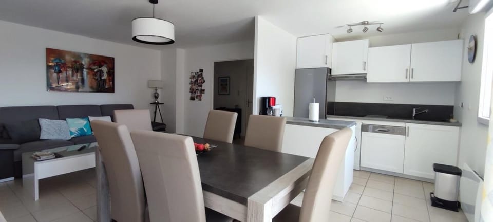 Property building, Kitchen or kitchenette, Living room