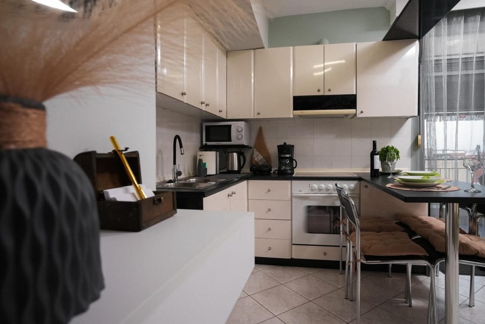 Coffee/tea facilities, Kitchen or kitchenette, Dining area, oven, stove