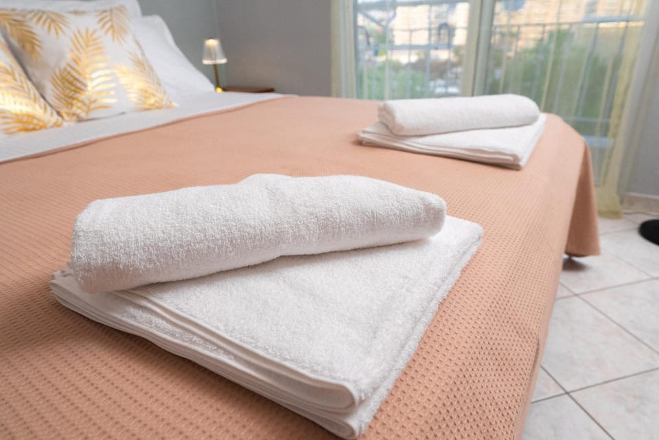 Bed, Bedroom, towels