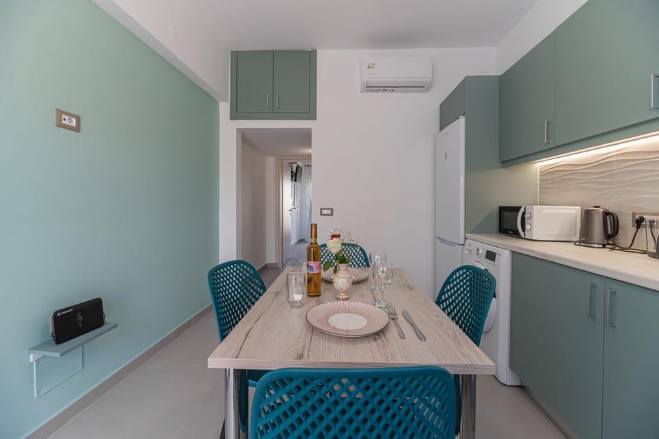 Coffee/tea facilities, Kitchen or kitchenette, Dining area, air conditioner