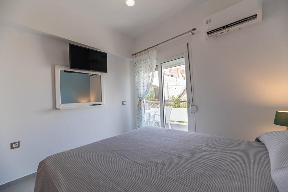 Bed, TV and multimedia, Photo of the whole room, Bedroom, air conditioner