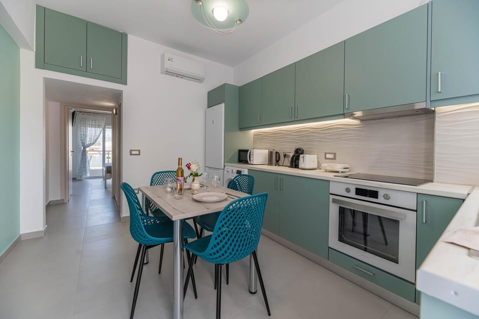 Coffee/tea facilities, Kitchen or kitchenette, oven, stove, toaster, air conditioner