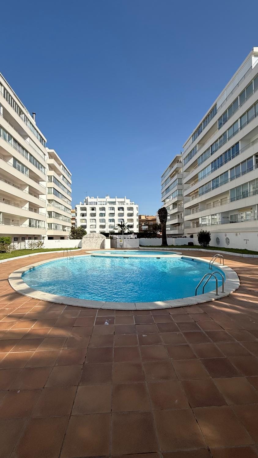Apartamento frente al mar con una amplia terraza y vistas a la bahía Apartment in Roses