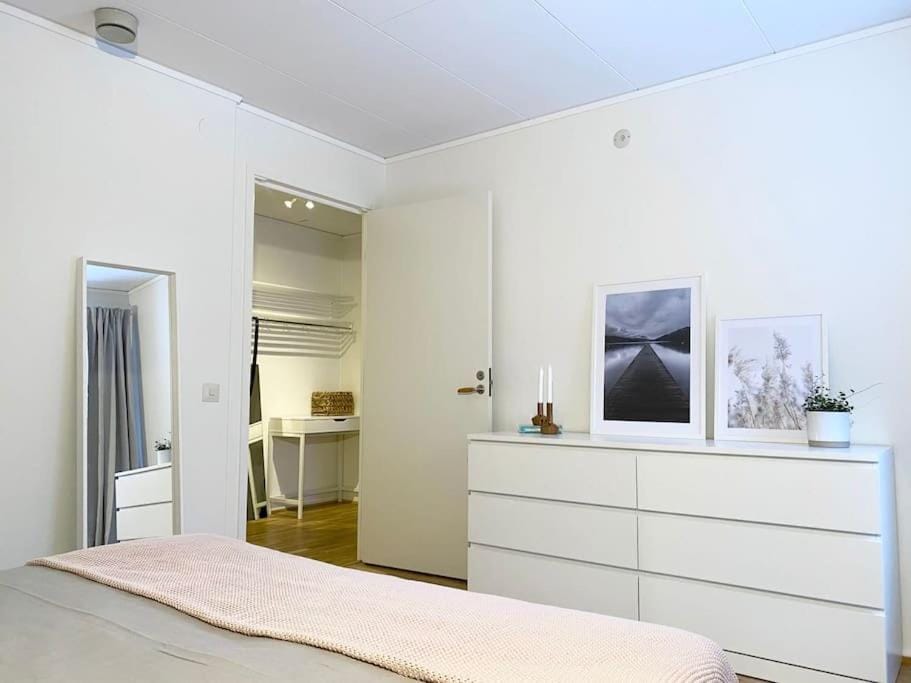 View (from property/room), Decorative detail, Bedroom