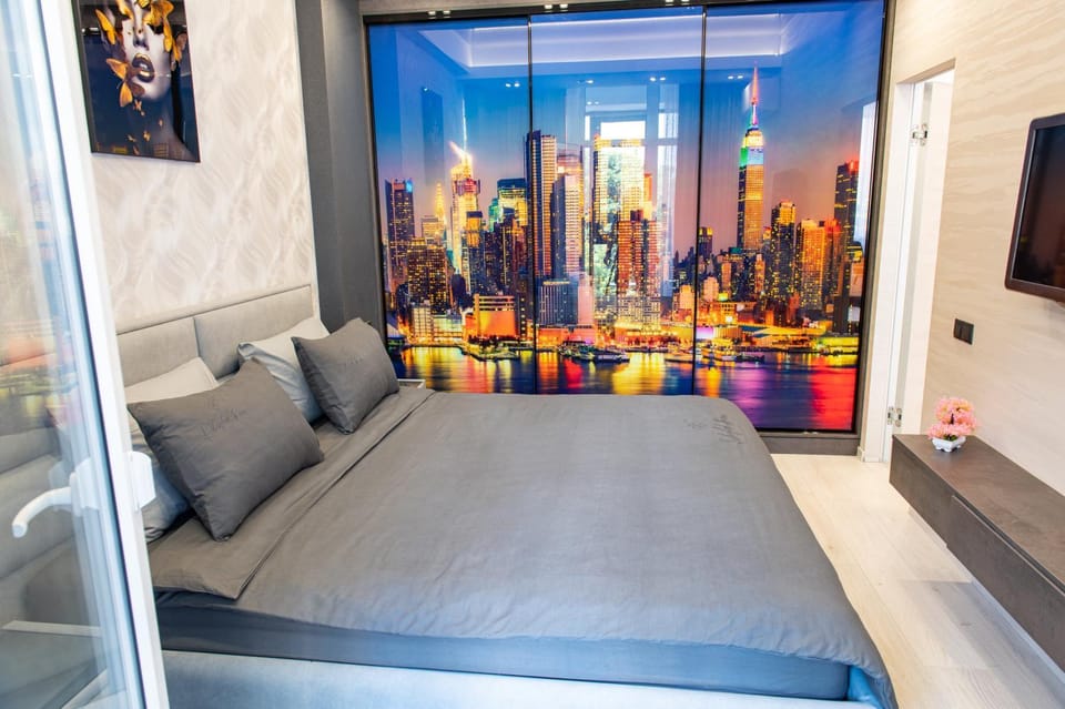 Bed, TV and multimedia, Bedroom