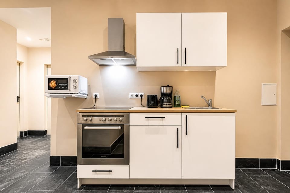 Coffee/tea facilities, Kitchen or kitchenette, oven, stove
