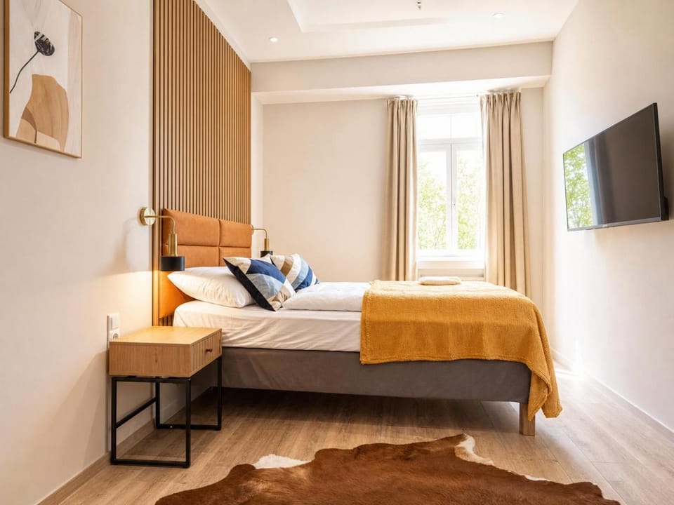 Bed, TV and multimedia, Bedroom, towels