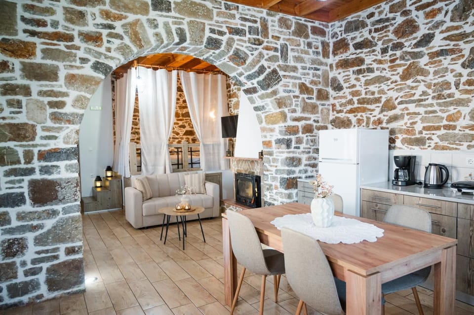 Coffee/tea facilities, Living room, Seating area, Dining area