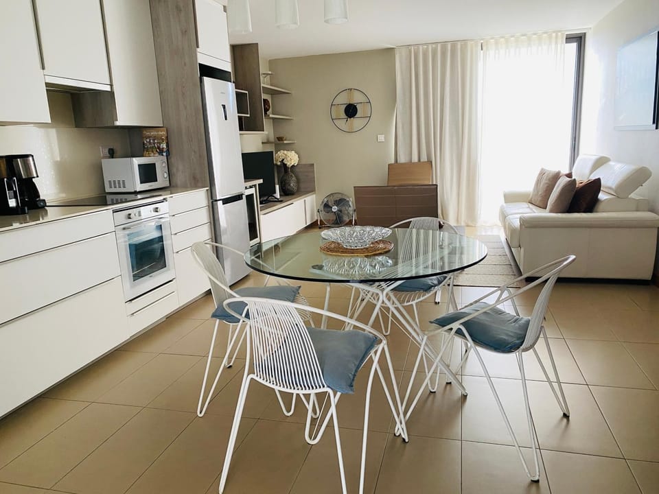 Kitchen or kitchenette, Living room, Dining area