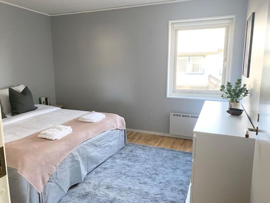 Bed, Photo of the whole room, Decorative detail, Bedroom, towels