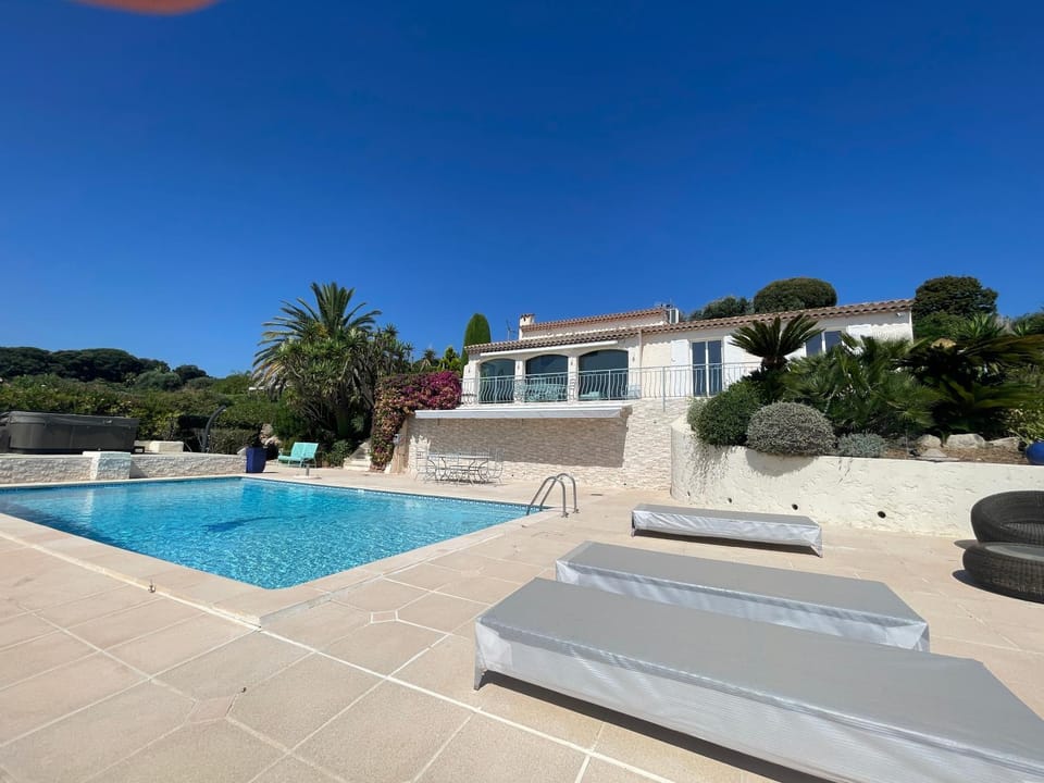 Property building, Swimming pool, sunbed
