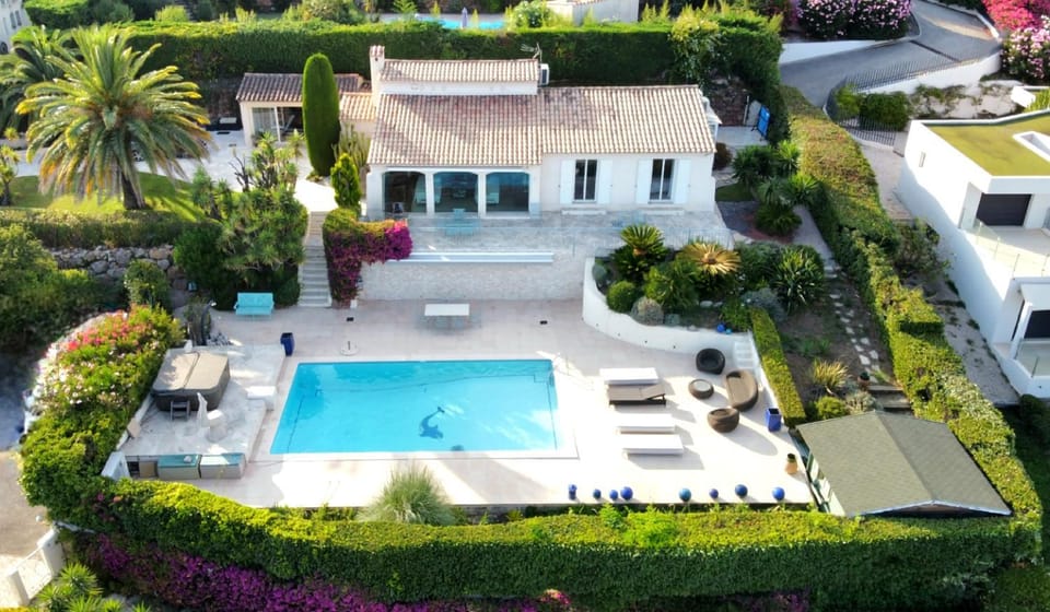 Property building, Patio, Bird's eye view, Garden, Pool view, Swimming pool, sunbed