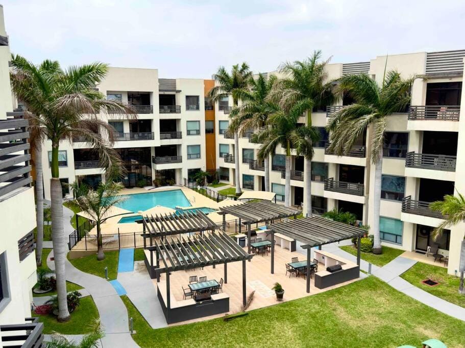 Luxury Condo with Pool and Jacuzzi Apartment in Mission