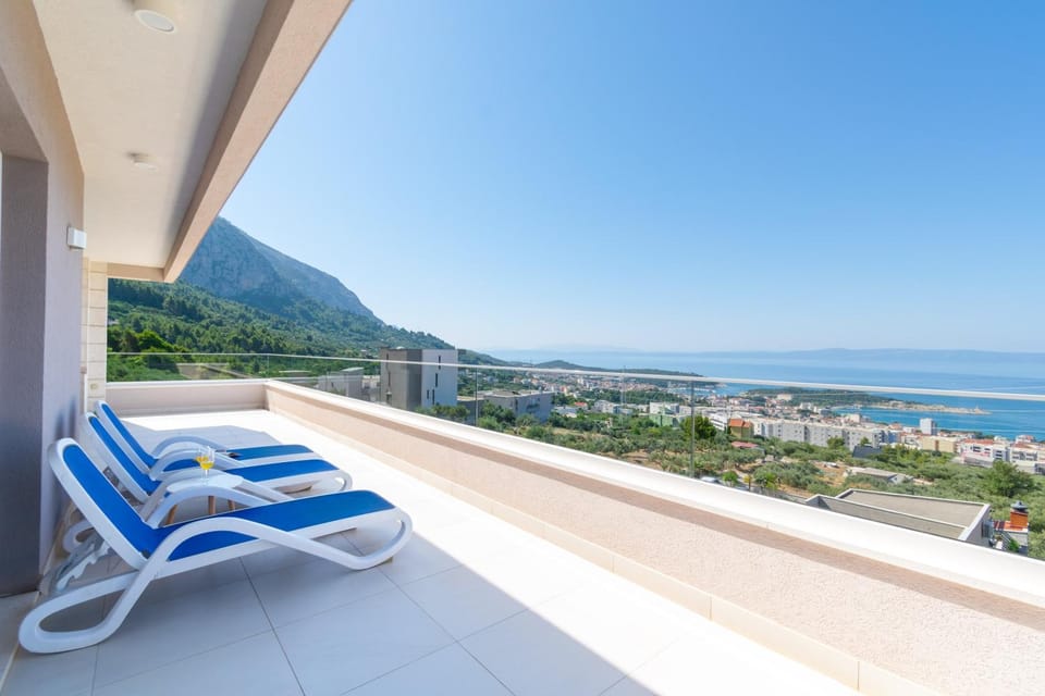 Apartments Family Ravlić with Swimming Pool Apartment in Makarska