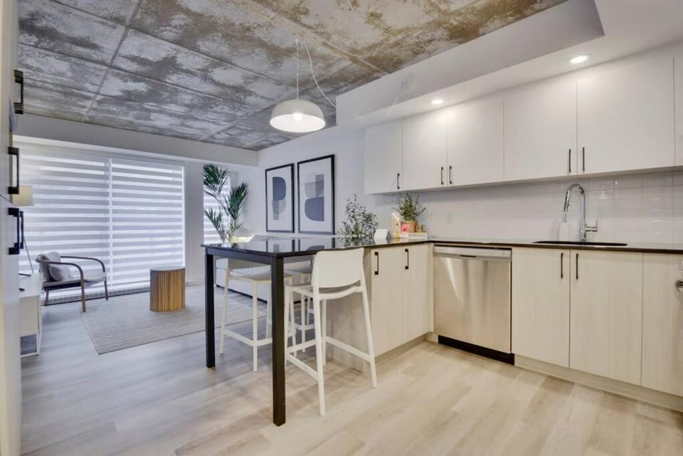 Condo - 305 Piscine BBQ WIFI Apartment in Quebec City