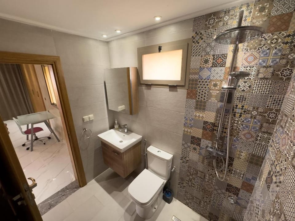 Shower, Toilet, Bathroom, bidet, towels